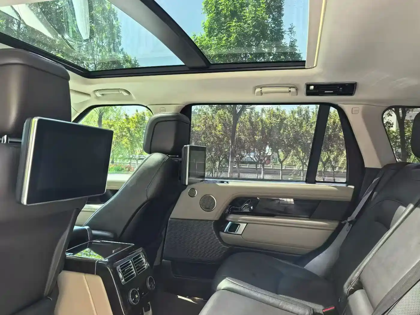 Land Rover Range Rover 2021 3.0 L6 Heritage Extended Classic Edition фото 6