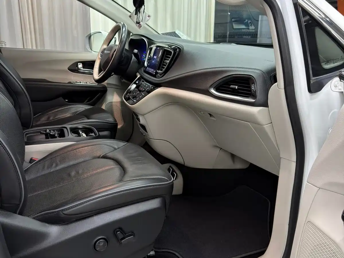 Фото 15 - Chrysler Pacifica PHEV