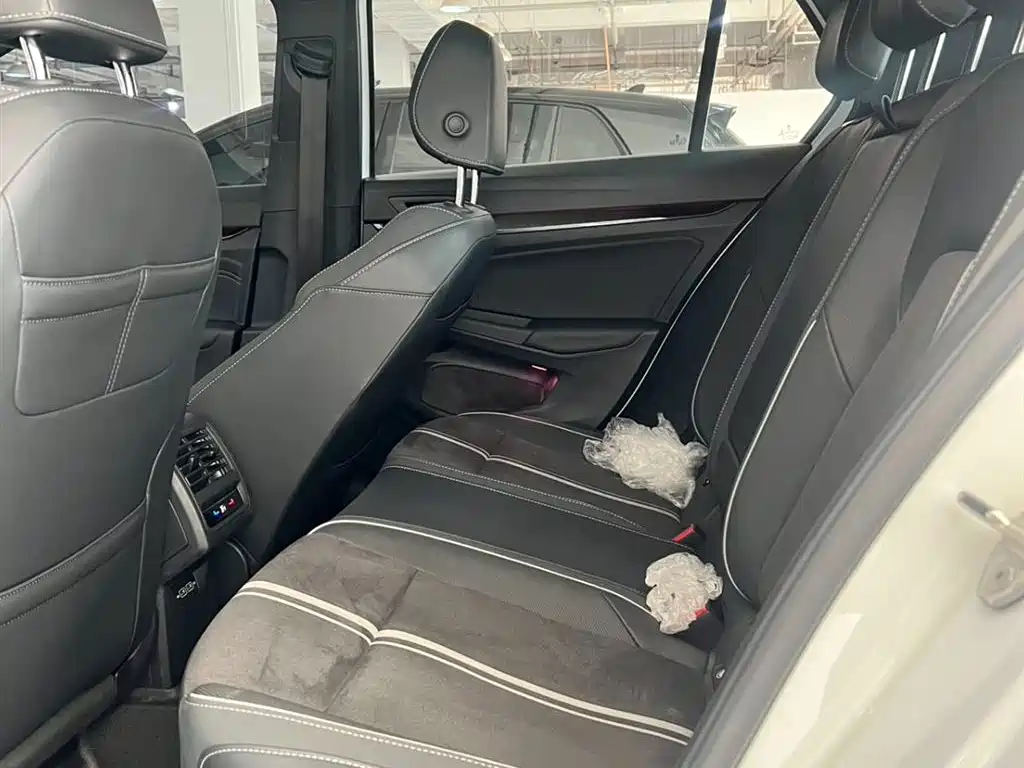 Volkswagen Golf 2023 Model 280TSI DSG R-Line фото 9