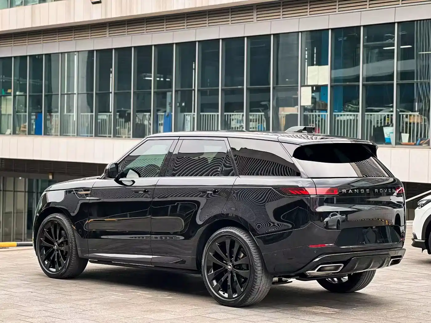 Land Rover Range Rover Sport 2023 400PS Dynamic SE фото 4
