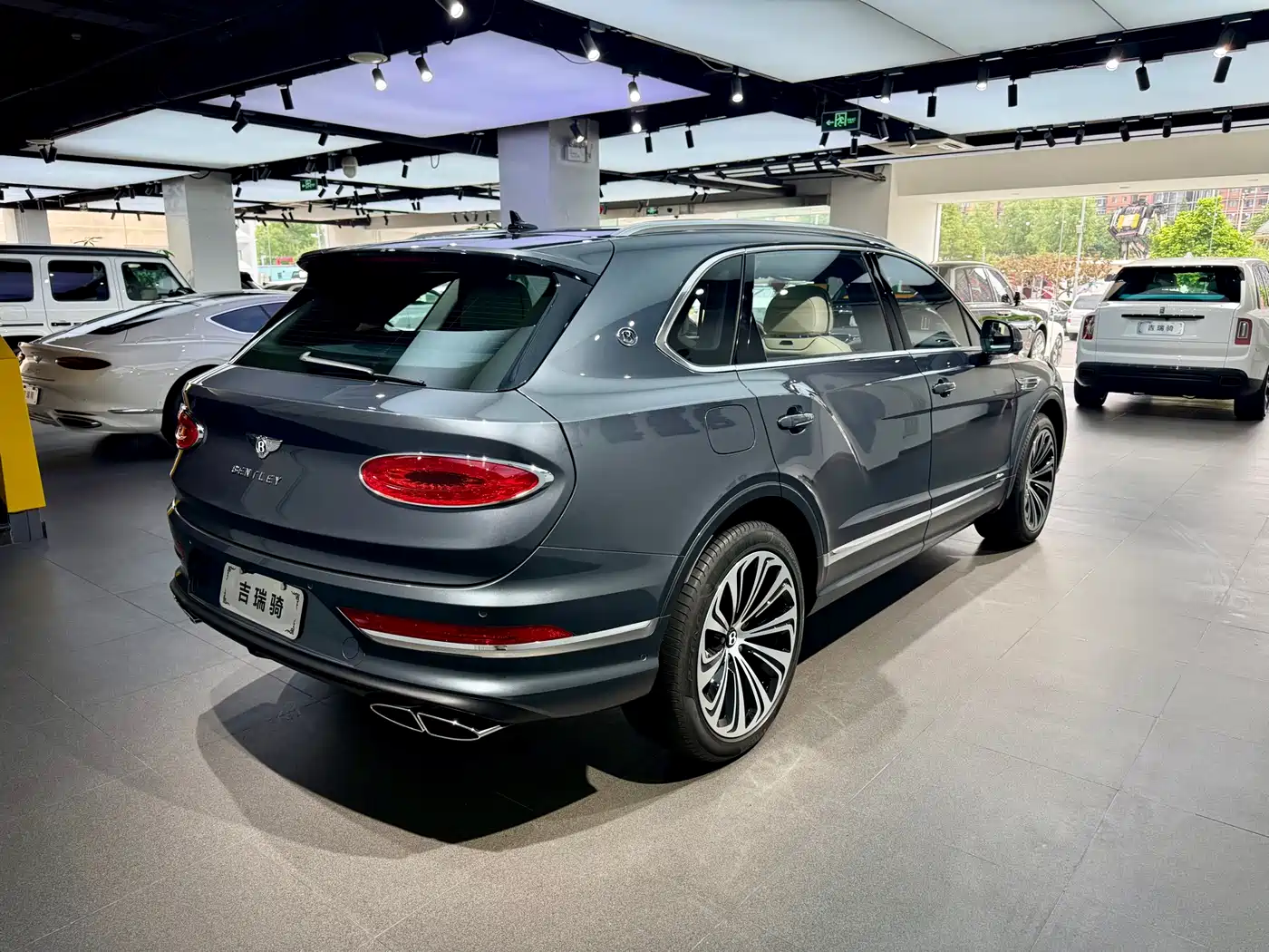 Bentley Bentayga 2025 2024 4.0T V8 Long Wheelbase Yadu Edition