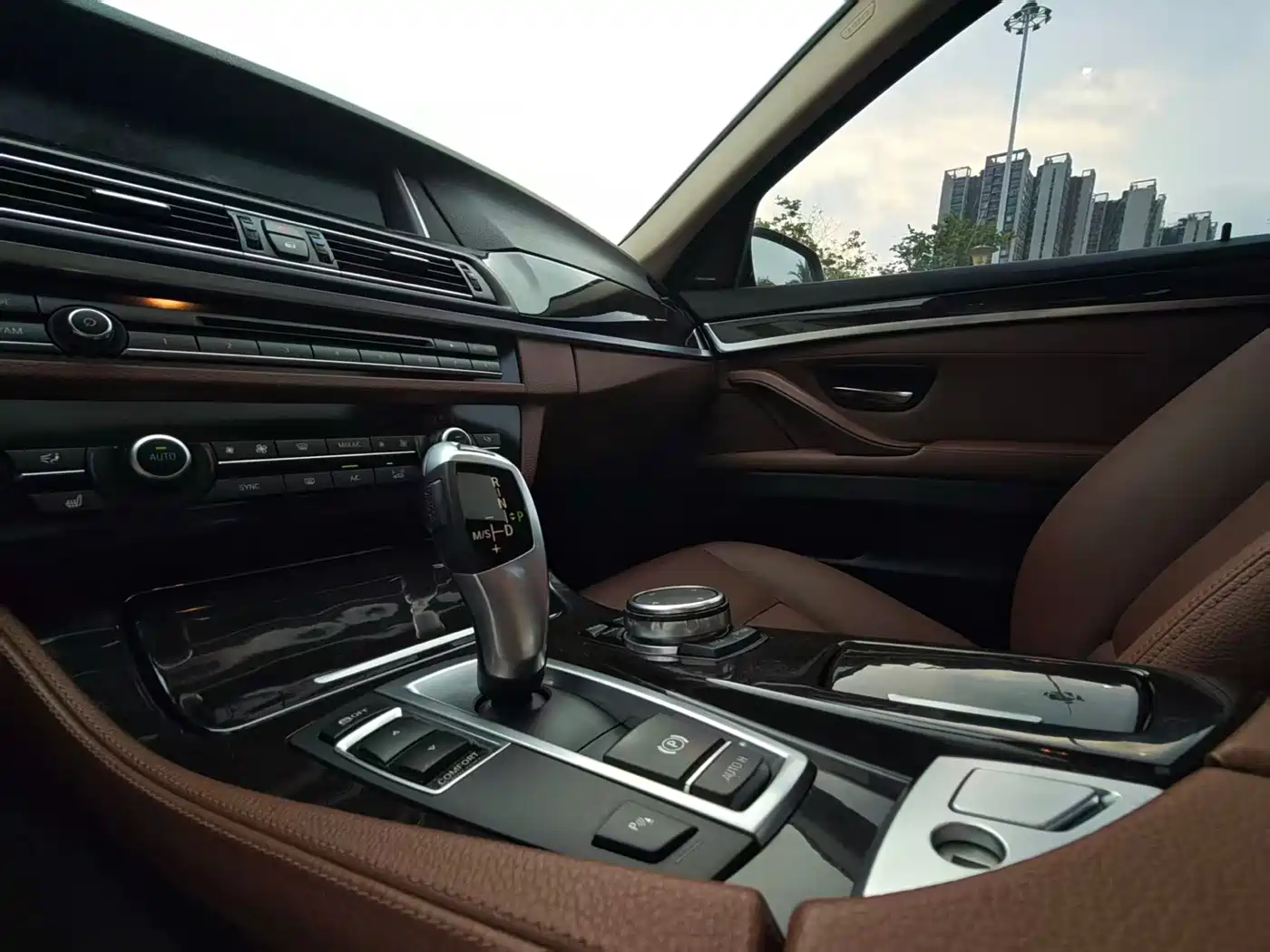 BMW 5 Series 2014 528Li Leading Edition фото 16