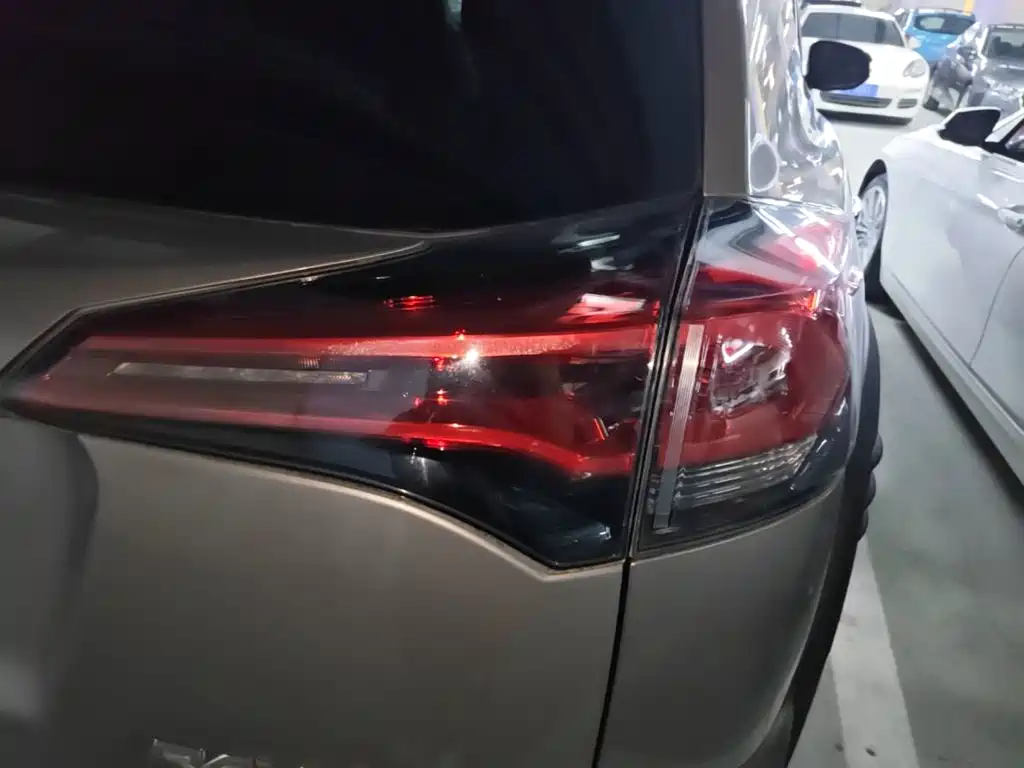 Фото 8 - Toyota RAV4