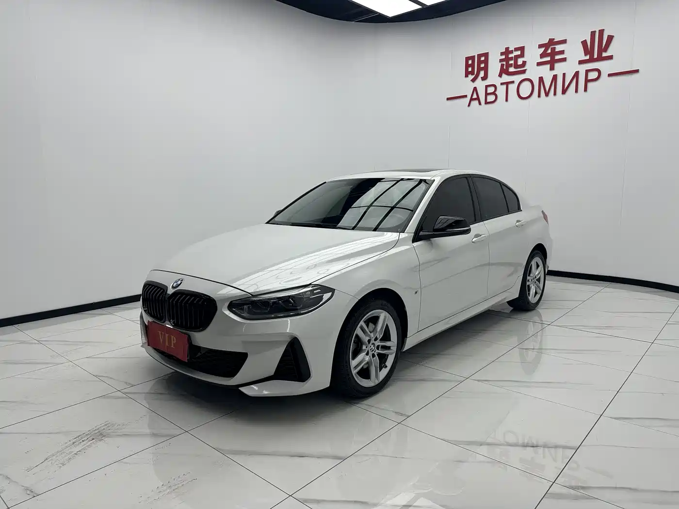 BMW 1 Series 2023 120i M Sport Shadow Edition фото 4