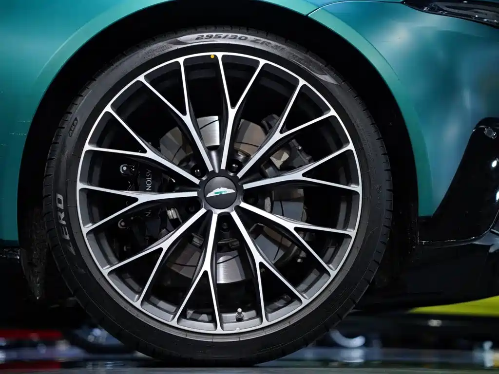 Фото 20 - Aston Martin Vantage
