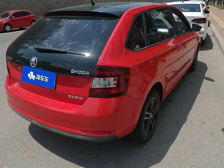 Škoda Skoda Rapid Spaceback 2014 1.6L Automatic Joy Edition фото 3