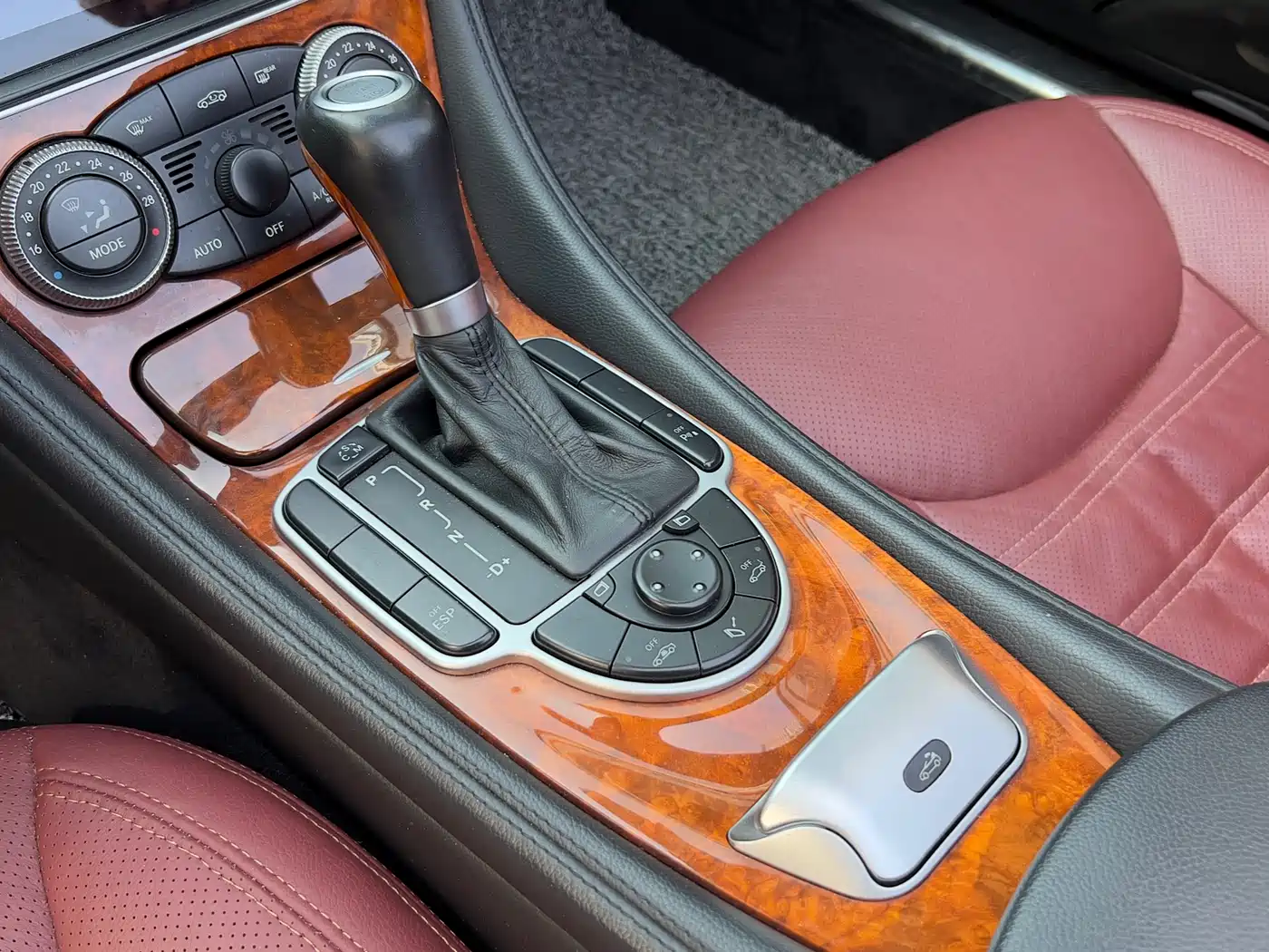 Mercedes-Benz SL-Class 2010 SL 300 фото 8