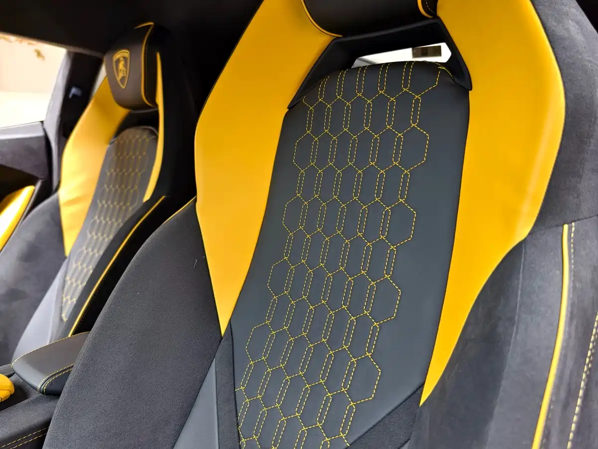 LAMBORGHINI REVUELTO