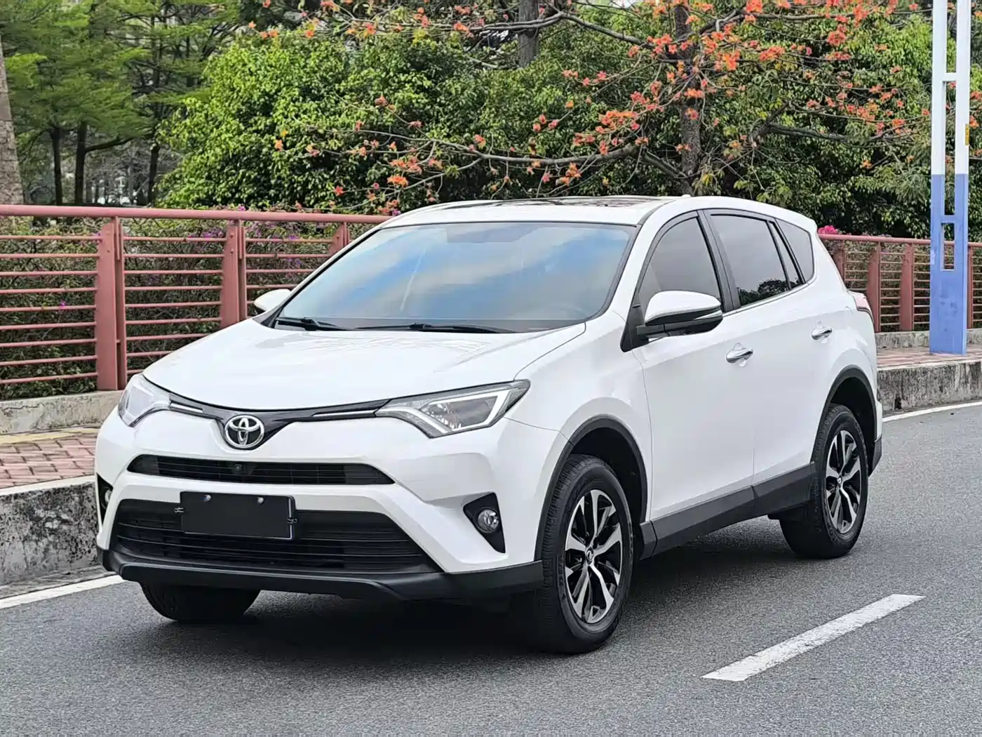 Toyota RAV4 Rongfang 2016 2.0L CVT 2WD Trend (China V) фото 2