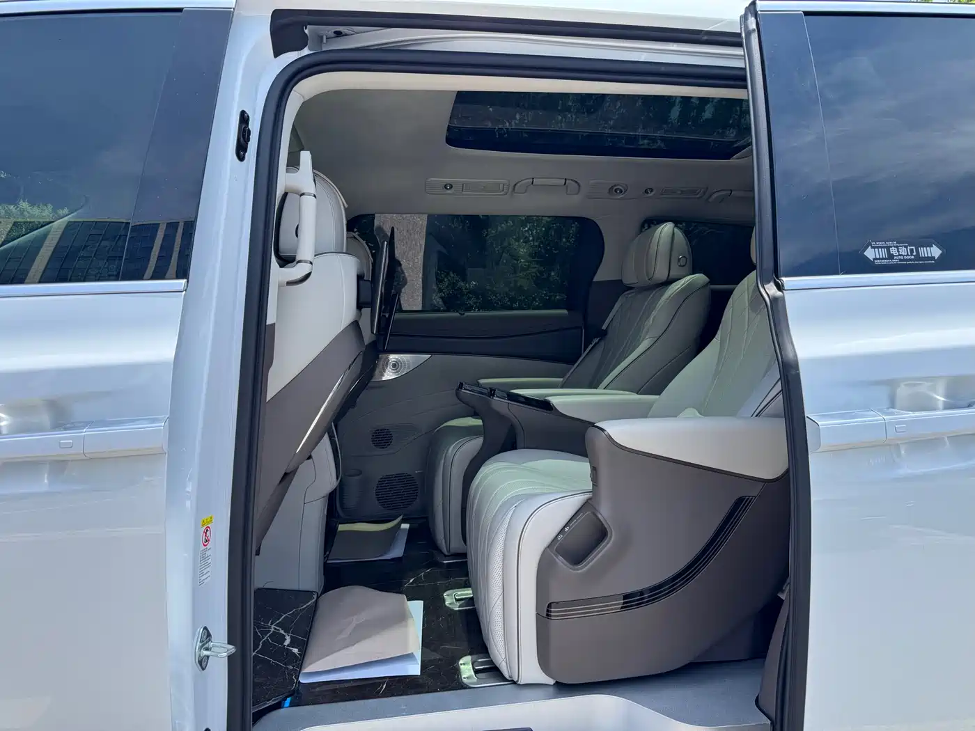 Denza D9 2023 2022 DM-i 970 AWD Flagship