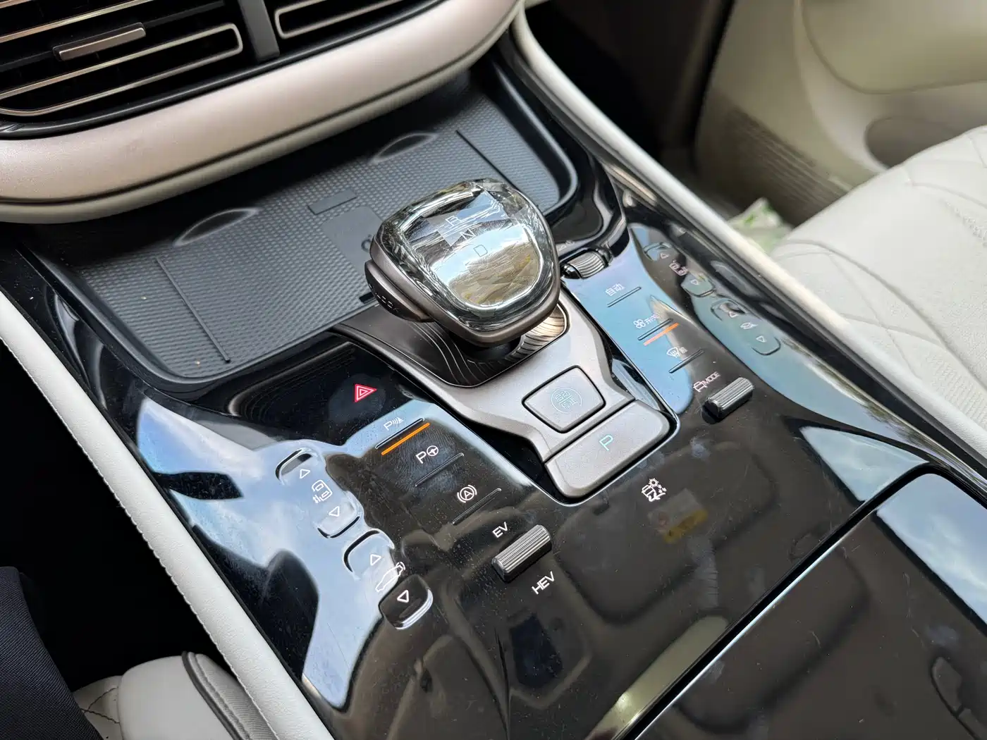 Denza D9 2023 2022 DM-i 970 AWD Flagship