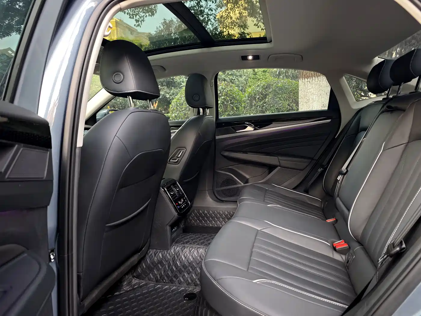 Volkswagen Passat 2022 330TSI Starlight Elite Edition фото 13