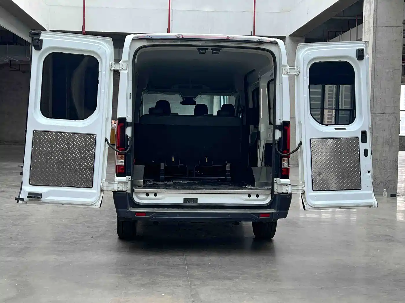 Ford Transit T8 2024 2024 T8 2.3T Diesel Manual Short Wheelbase Medium Roof 6-Seat Multi-Purpose Version 3/3