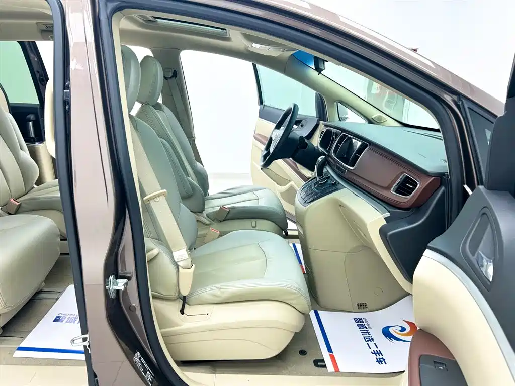 Buick GL8 2014 2.4L CT Luxury Business Comfort фото 15