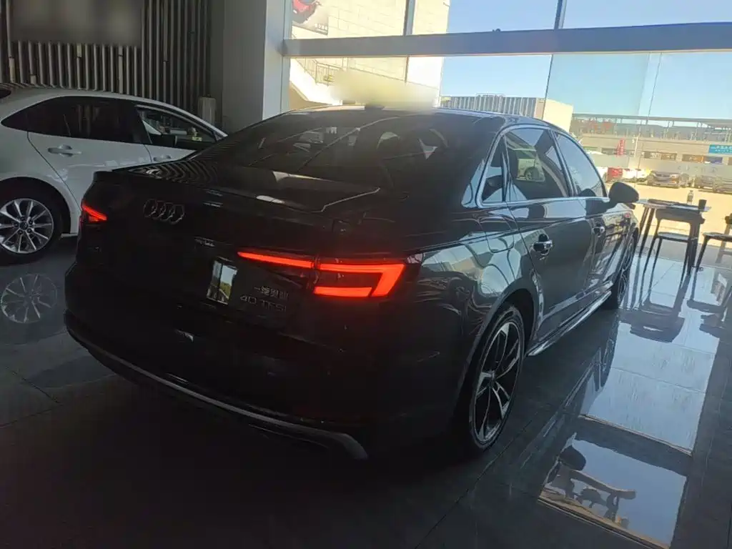 Photo 7 - Audi A4L