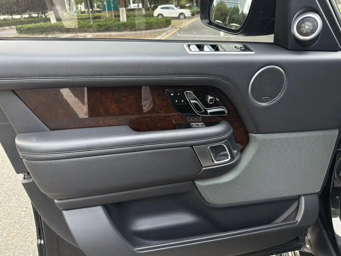 Photo 6 - Land Rover Range Rover