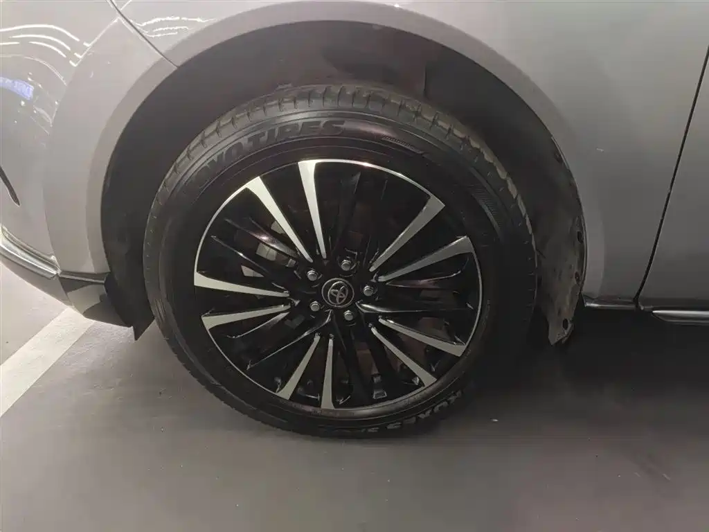 Toyota Venza 2023 2.0L CVT FWD Premium фото 25