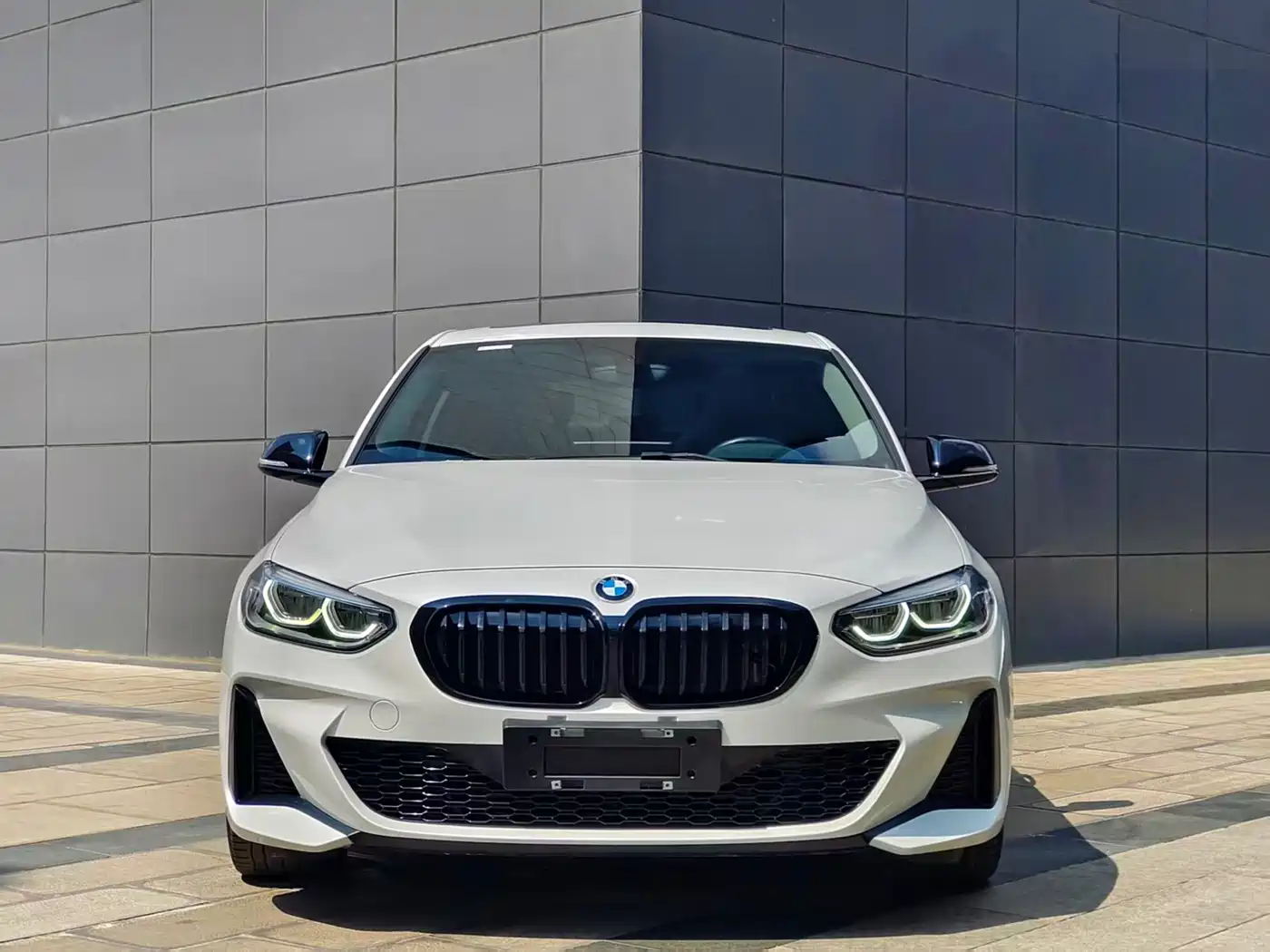 BMW 1 Series 2023 125i M Sport Shadow Edition фото 2