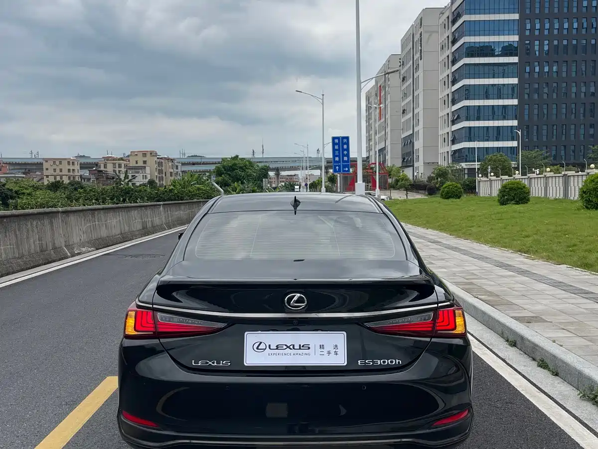 Фото 8 - Lexus ES