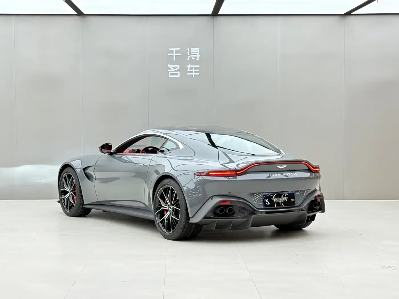 ASTON MARTIN V8 VANTAGE