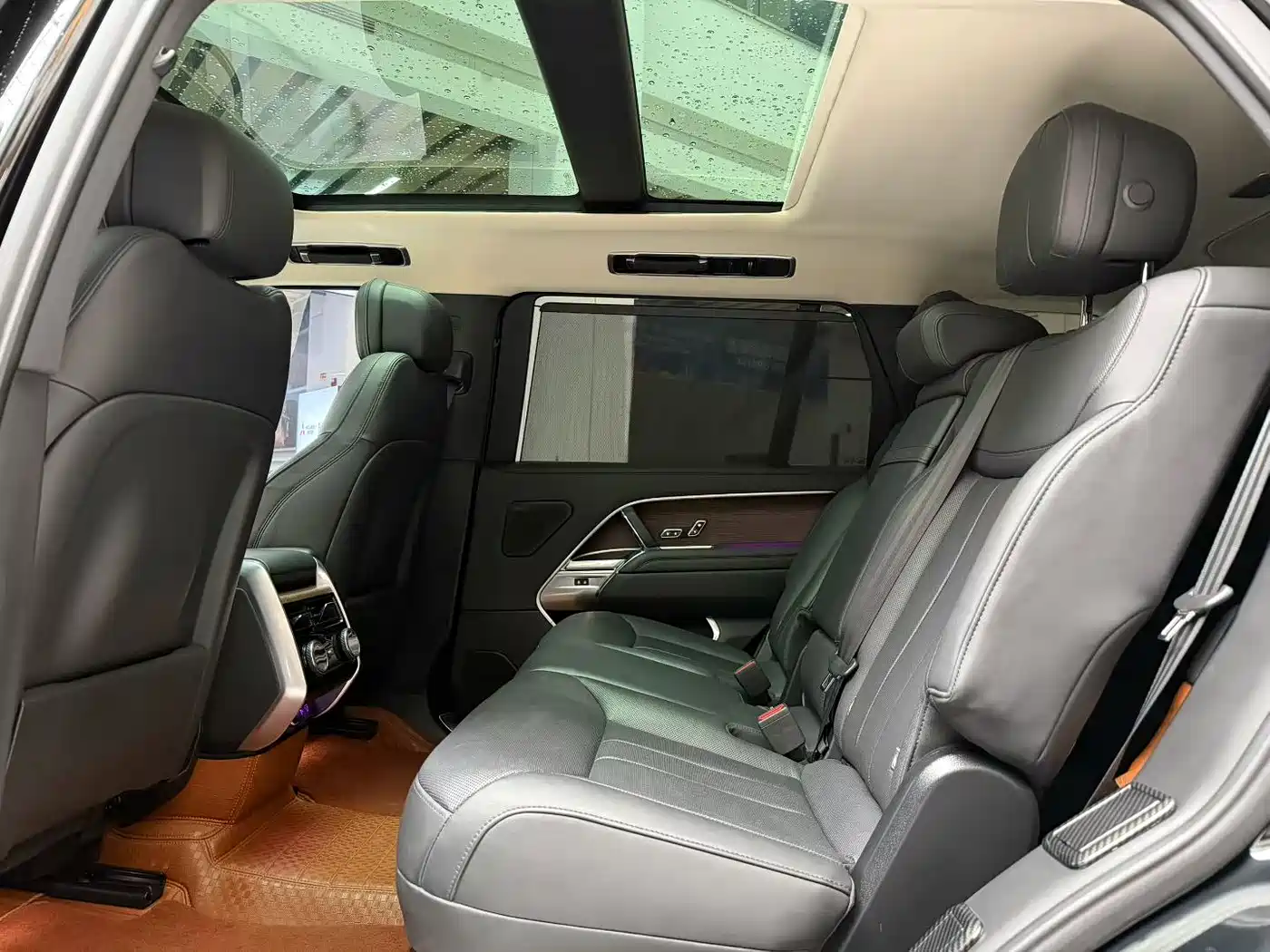 Land Rover Range Rover 2023 3.0 L6 400PS Golden Age 7-Seater Long Wheelbase фото 6