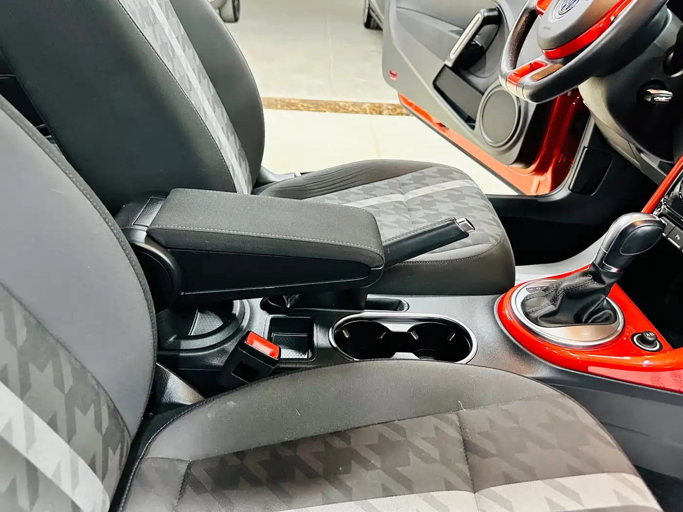 Volkswagen Beetle 2018 180TSI Trend Joy Edition фото 27