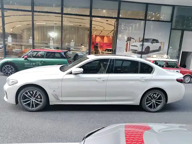 BMW 5 Series New Energy 2022 535Le Pioneer M Sport Package — фото 3