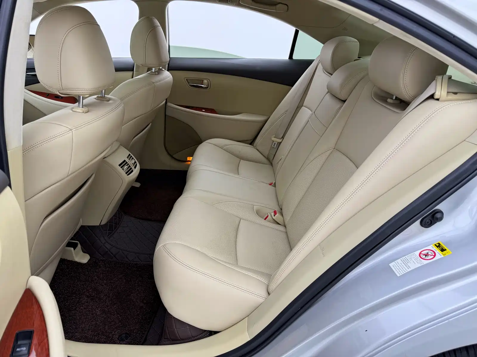 Фото 26 - Lexus ES