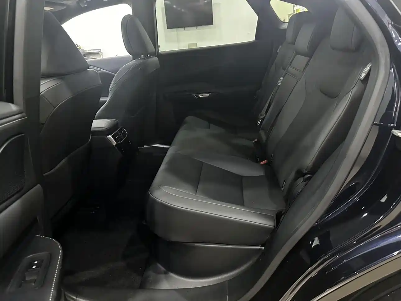 Photo 8 - Lexus RX