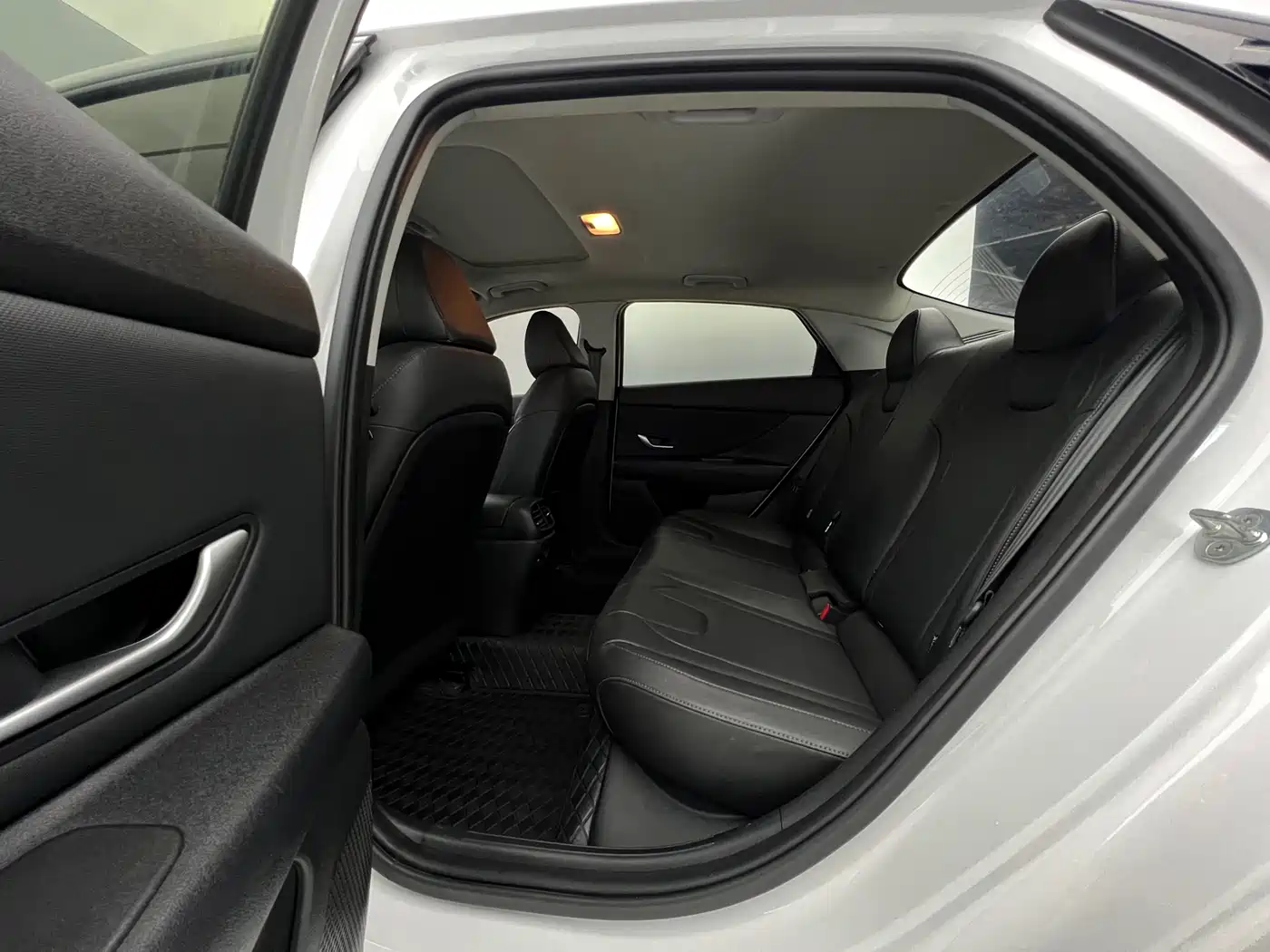 Hyundai Elantra 2021 1.5L CVT LUX Premium Edition фото 14
