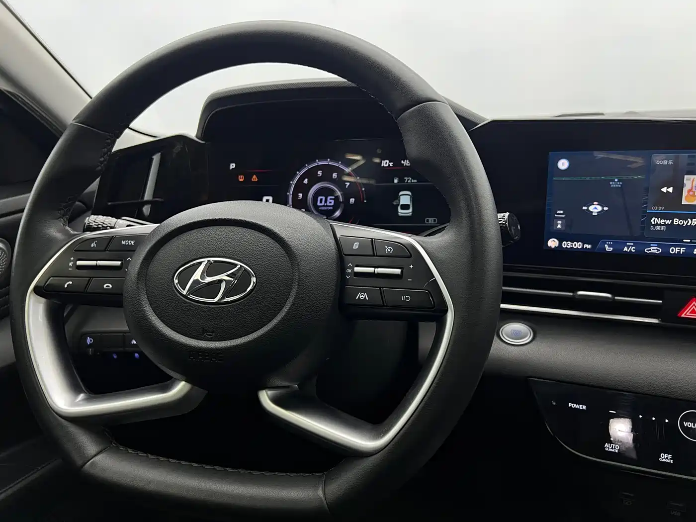 Hyundai Elantra 2021 1.5L CVT LUX Premium Edition фото 12