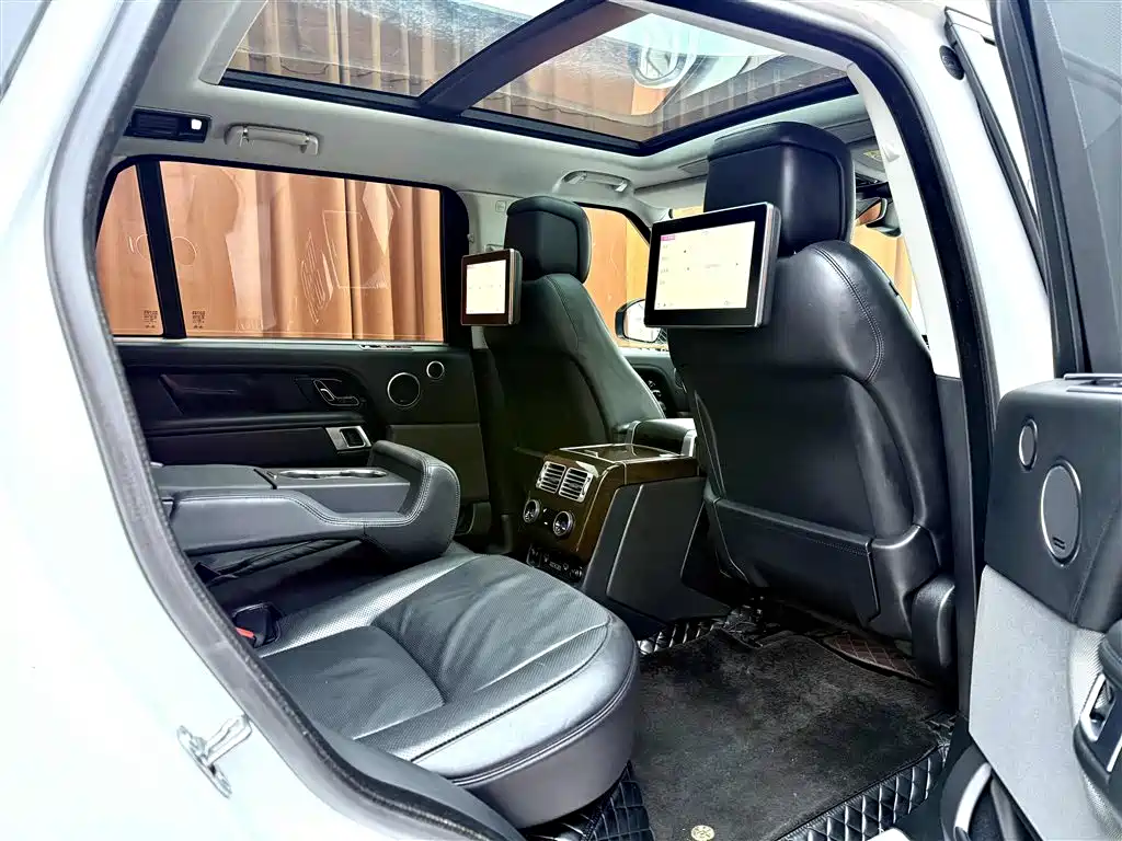 Land Rover Range Rover 2021 3.0 L6 Heritage Extended Classic Edition фото 8