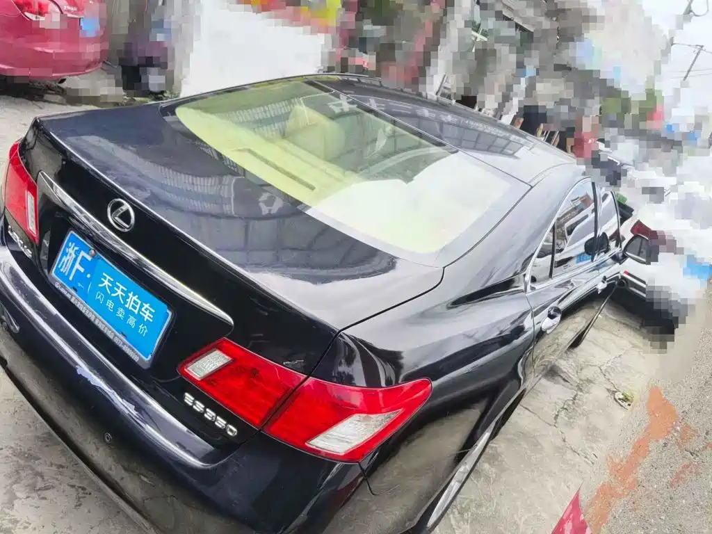 Photo 2 - Lexus ES
