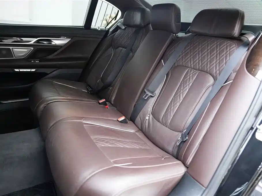 BMW 7 Series 2016 740Li Luxury фото 8