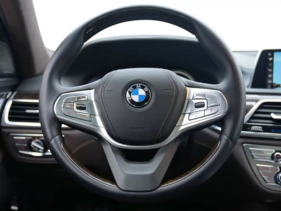 BMW 7 Series 2016 740Li Luxury фото 14