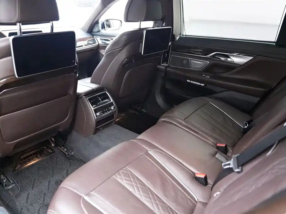 BMW 7 Series 2016 740Li Luxury фото 9