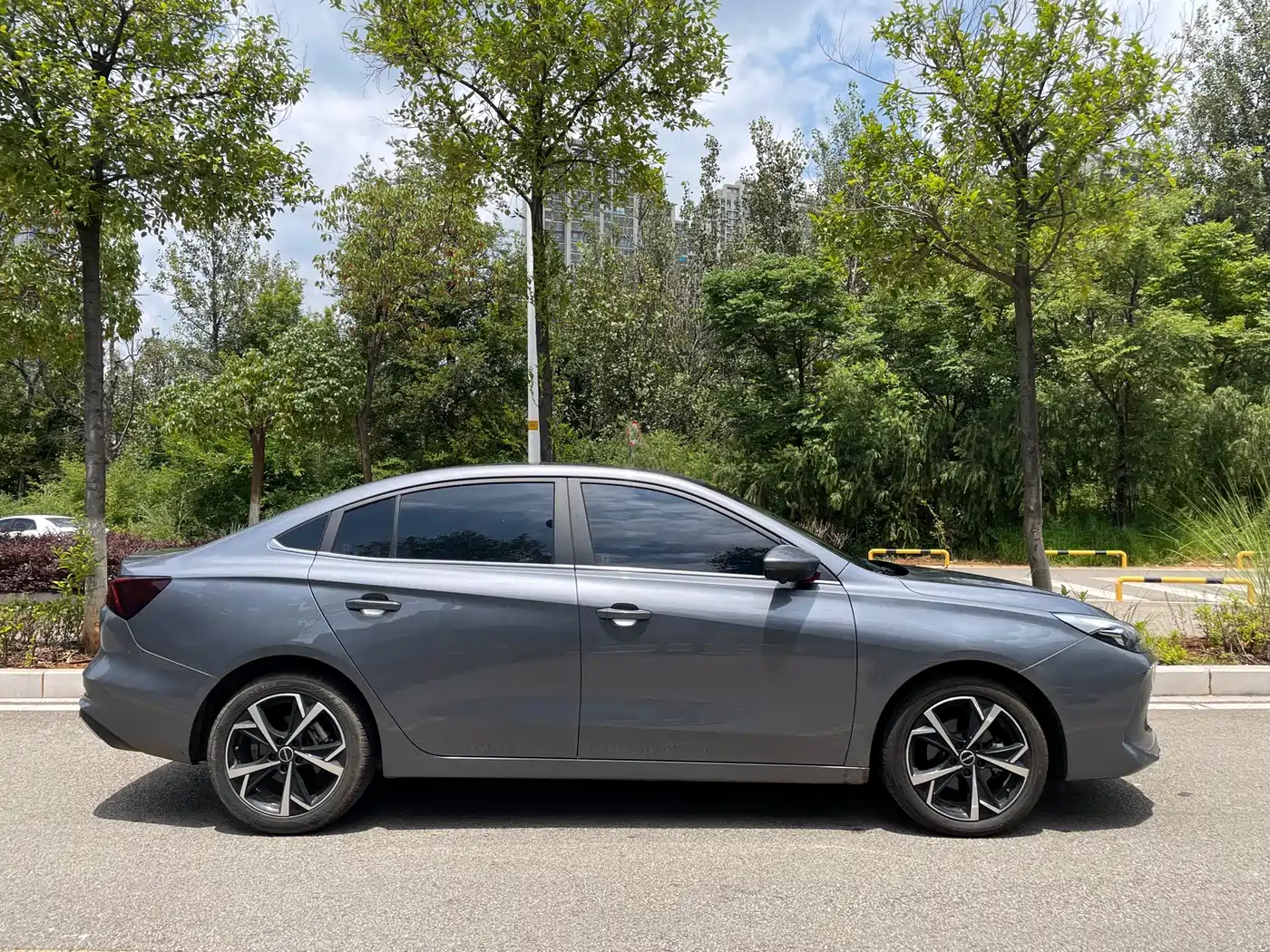 Фото 16 - Roewe i5