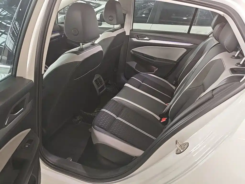 Photo 17 - Volkswagen Golf