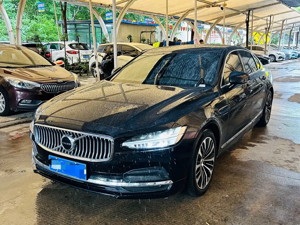 Volvo S90 2024 B5 Momentum Luxury Edition