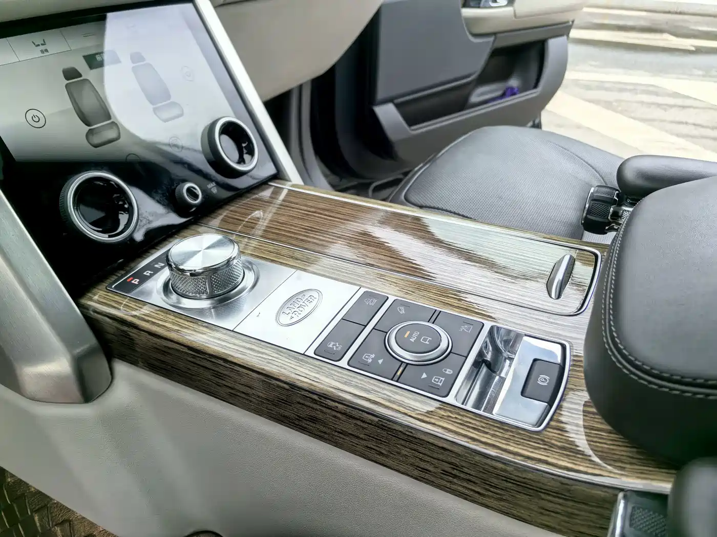 Photo 11 - Land Rover Range Rover