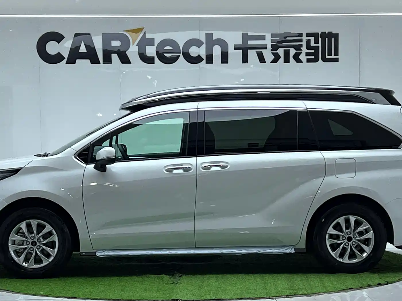 Toyota Granvia 2024 2.5L Hybrid Comfort фото 2