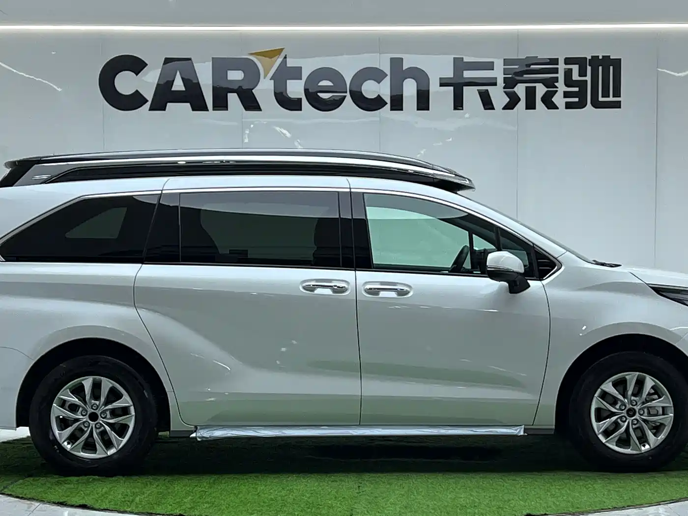 Toyota Granvia 2024 2.5L Hybrid Comfort фото 4