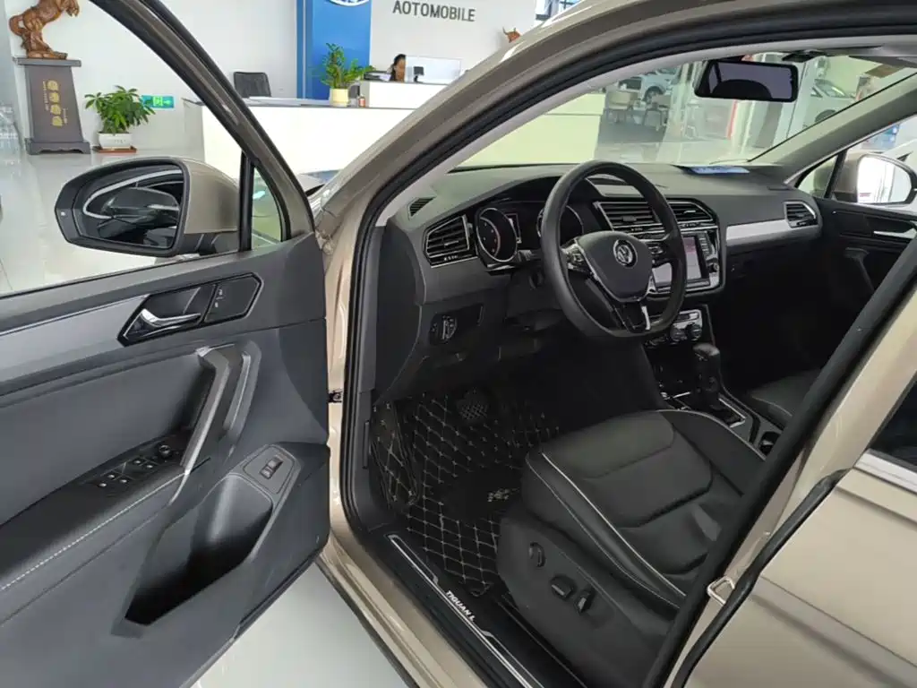 Photo 15 - Volkswagen Tiguan L