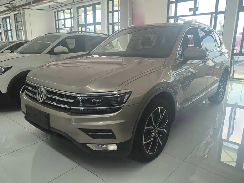 Photo 1 - Volkswagen Tiguan L