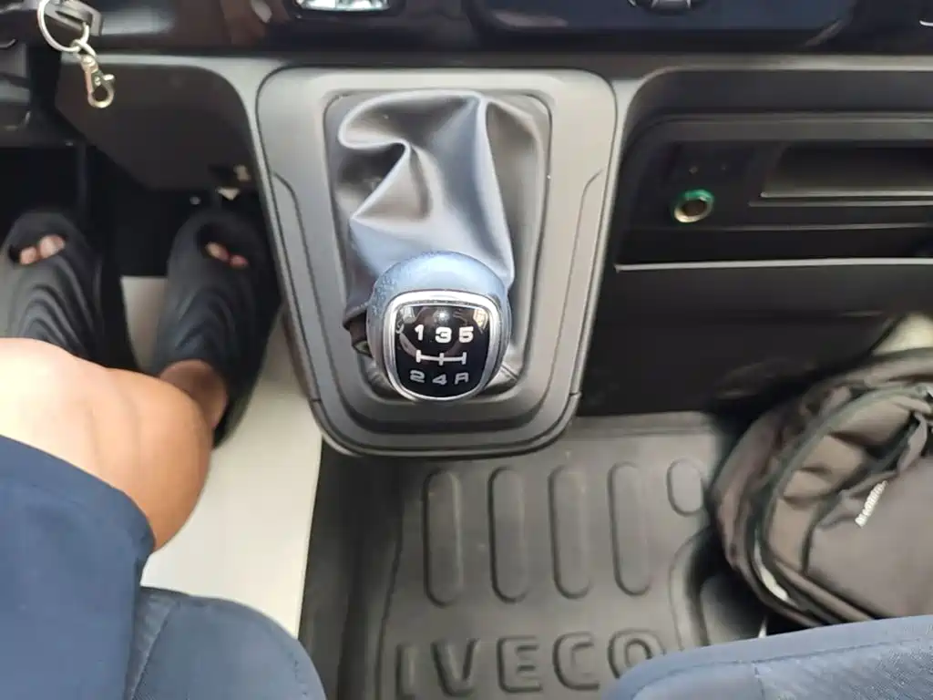 Iveco Daily 2025 2023 2.5T V40 Van Long Wheelbase Medium Roof Dual Tire Manual Door 2-3 Seats