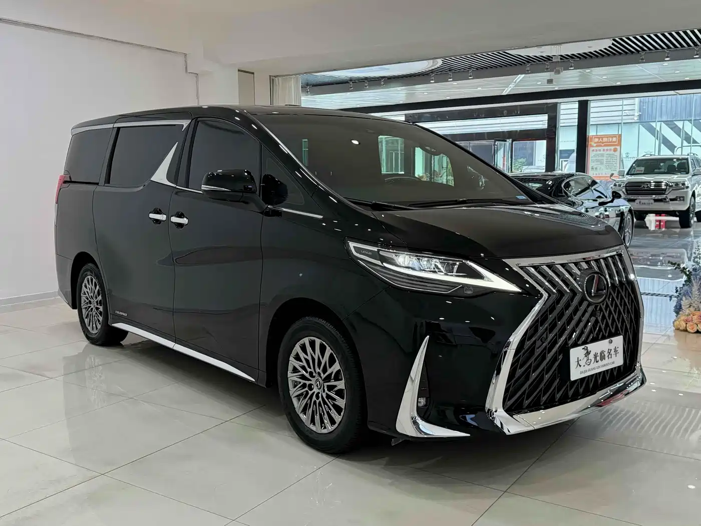 Lexus LM 2020 300h 4-Seat Imperial Edition фото 3