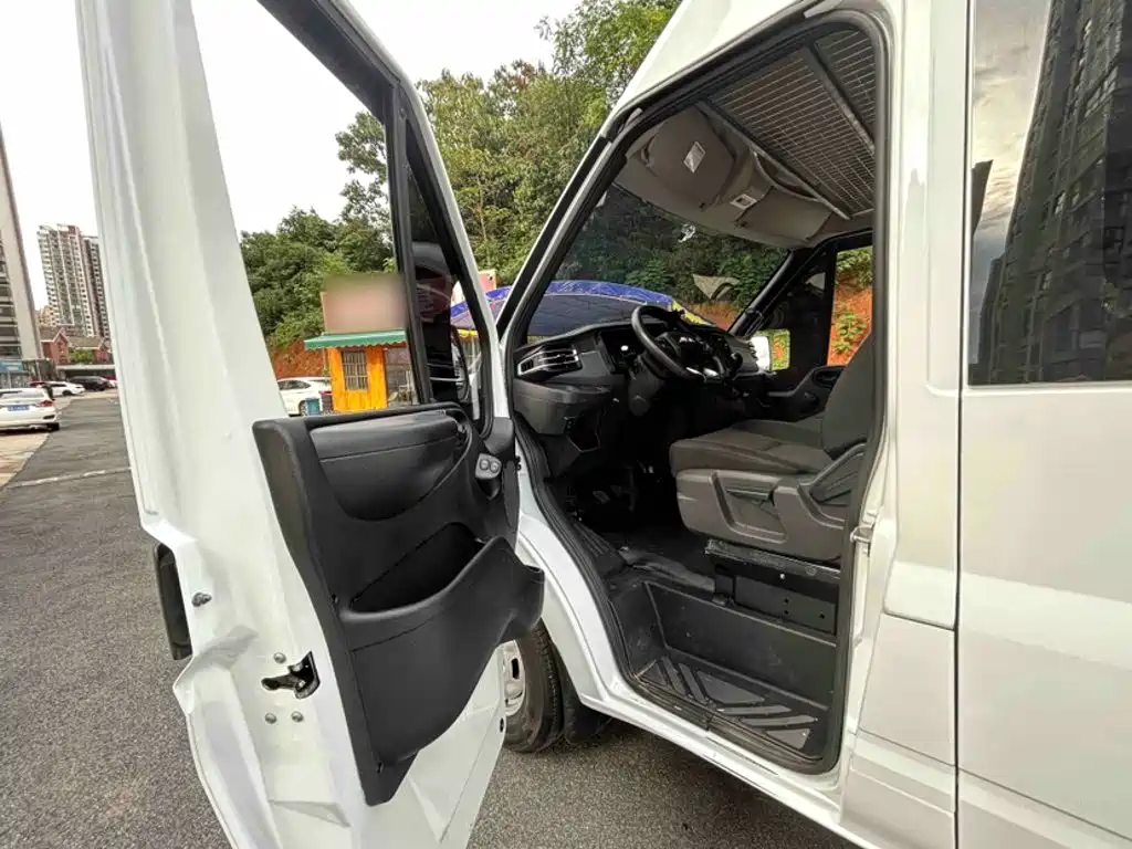 Jiangling JMC Fushun 2025 2025 Model 2.0T 6MT Diesel Medium Wheelbase Medium Roof Commercial MPV 7 Seats