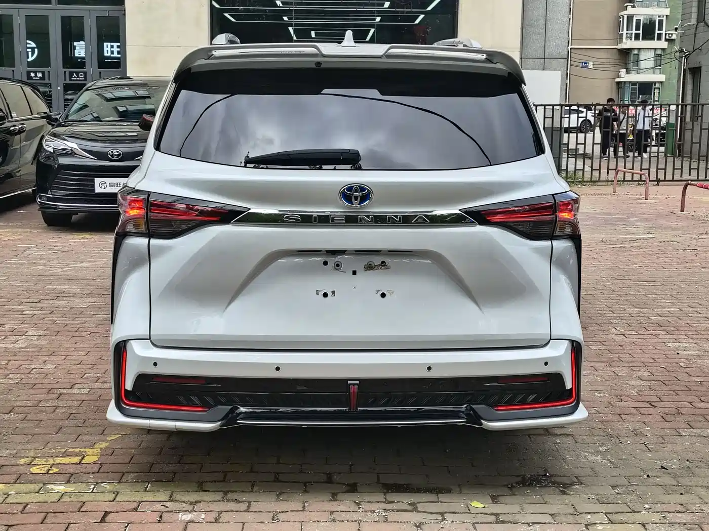 Toyota Sienna 2023 2.5L Hybrid Comfort Edition фото 6