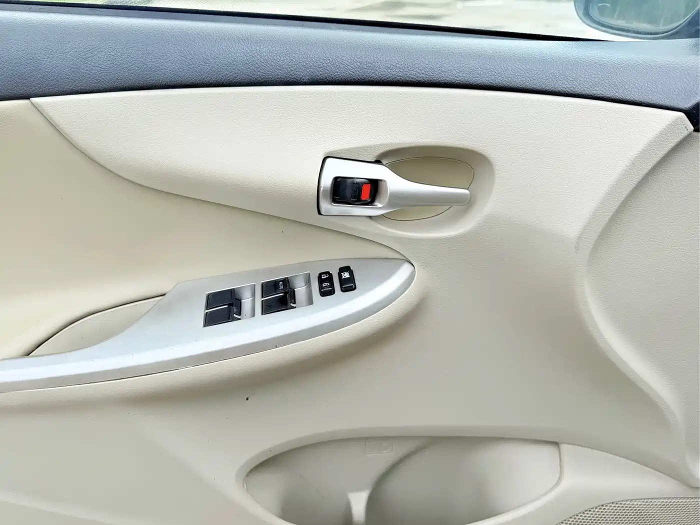 Toyota Corolla 2011 Model 1.6L Automatic GL Sunroof фото 9