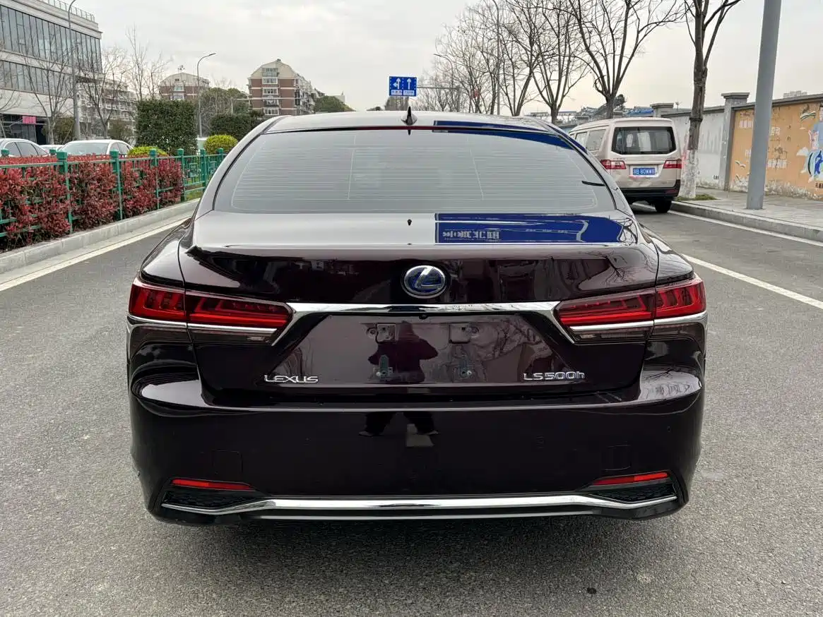 Фото 13 - Lexus LS